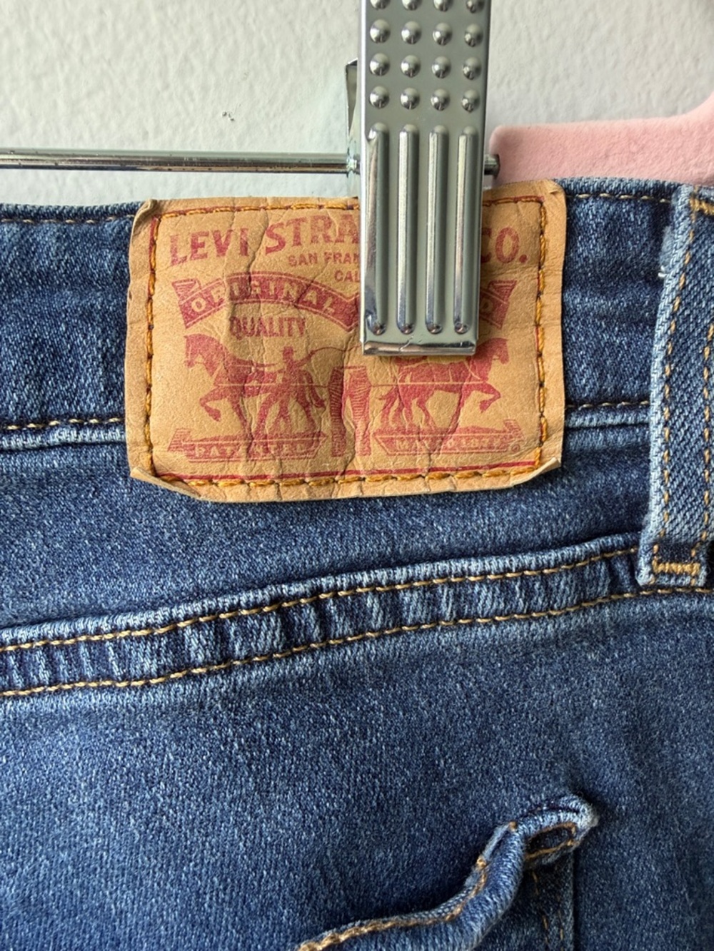 Levi's Women's high rise Skinny Jeans in Medium Blue Wash Denim Size 32 - Picture 3 of 8